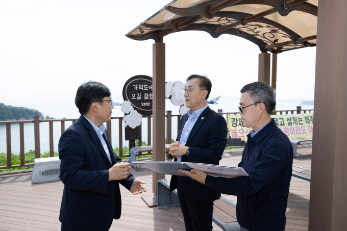 현대건설이 국토교통부와 부산 가덕도신공항 공사기간 변경 등 입찰조건 합의에 실패하자 지난 5월 사업 포기를 선언했다. 사진은 김윤덕 국토부 장관이 가덕도신공항 건설 예정지를 방문한 모습. /사진=뉴스1