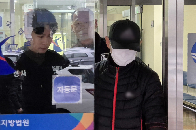자고 있는 태국인 아내 얼굴에 끓는 물을 부어 화상을 입힌 혐의를 받는 40대 남성 A 씨가 지난 16일 경기도 의정부지법에서 구속 전 피의자 심문(영장실질심사)을 마치고 나서고 있다. /사진=뉴스1