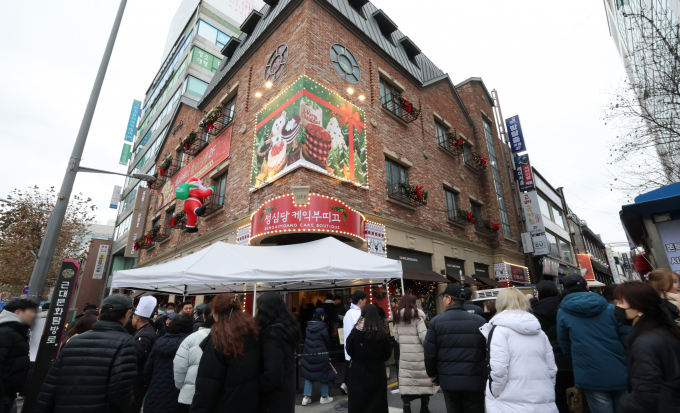  대전 성심당이 도입한 임산부 프리패스 제도를 악용한 사례가 커뮤니티에 게재됐다. 사진은 대전 중구 성심당 앞 기다리는 시민들 모습. /사진=뉴시스