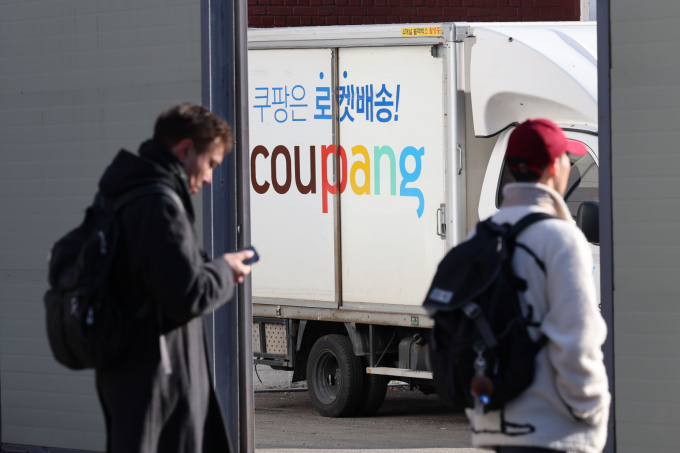 지난 25일 서울 시내 한 쿠팡 센터로 직원들이 들어서고 있다. 사진=뉴시스