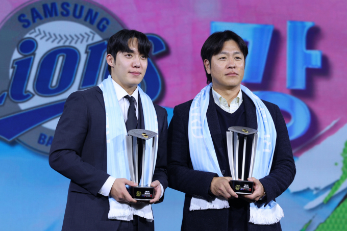 지난 1일 서울 광진구 그랜드 워커힐 서울에서 열린 '2025 컴투스프로야구 리얼글러브 어워드'에서 배스트배터리상을 수상한 삼성라이온즈 원태인과 강민호가 기념촬영을 하고 있다. /사진=뉴시스