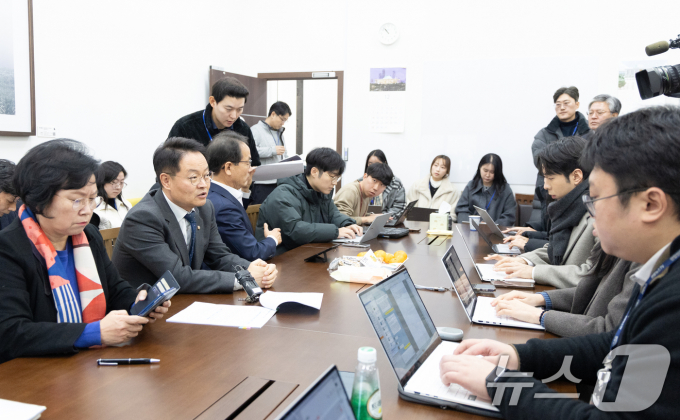 허영 더불어민주당 원내정책수석부대표가 22일 서울 여의도 국회에서 열린 ’쿠팡 연석 청문회‘ 관련 기자 간담회에서 발언하고 있다. 2025.12.22/뉴스1 © News1 이승배 기자