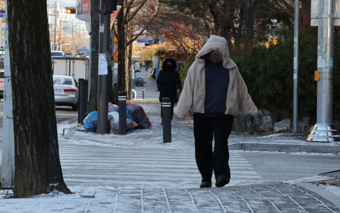  눈이 내려 영하권 추위를 기록한 26일 광주 북구 오치동에서 시민들이 두꺼운 옷차림을 한 채 빙판길을 조심히 걷고 있다. /사진=뉴스1