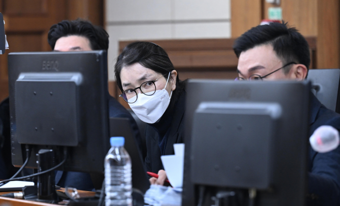 도이치모터스 주가조작과 명태균 공천개입, 통일교 청탁·뇌물 수수 의혹 혐의 등으로 구속기소 된 김건희 씨가 지난 3일 서울 서초구 서울중앙지방법원에서 열린 자본시장법 위반 혐의 결심 공판에 출석하고 있다. /사진=뉴시스