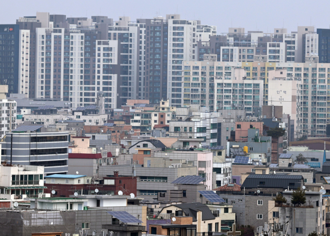 내년 서울 아파트값 상승률은 10·15 부동산 대책 여파로 역대 최고치를 기록한 올해보다는 낮아질 것으로 보이지만 공급 부족 문제가 이어지면서 강남권과 한강벨트 등 상급지를 중심으로 상승세는 계속될 것으로 전망된다.  이와 함께 가격 부담이 커진 영향으로 하향 매수가 늘어나면서, 올해보다 서울 중저가 단지를 중심으로 매매가 활발해질 가능성도 제기된다.  사진은 이날 서울의 한 빌라와 아파트 단지. /사진=(서울=뉴스1) 구윤성 기자