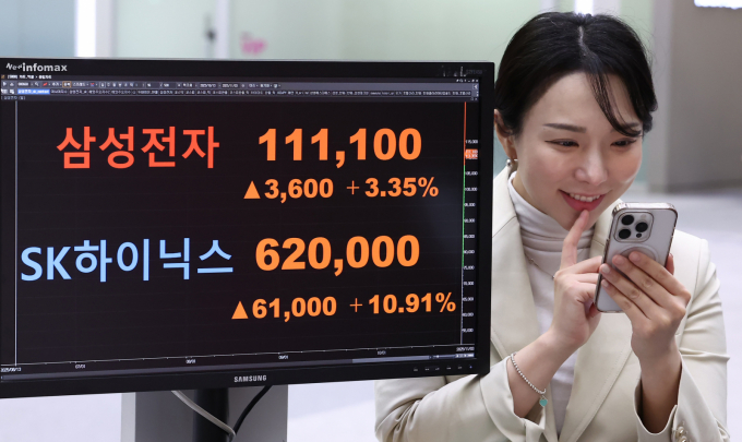 코스피가 4220선을 돌파하며 사상 최고치를 경신한 지난달 3일 서울 여의도 한국거래소 현황판에 삼성전자와 SK하이닉스의 종가가 표시되고 있다.  /사진=뉴스1