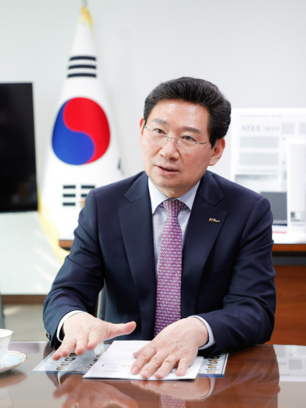 이상일 용인특례시장은 28일 구윤철 경제부총리를 만나 용인시에서 진행되는 초대형 반도체프로젝트와 교통 인프라 구축 사업이 차질없이 진행되도록 정부가 적극 지원해달라고 요청했다. /사진제공=용인특례시