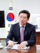 이상일 용인특례시장은 28일 구윤철 경제부총리를 만나 용인시에서 진행되는 초대형 반도체프로젝트와 교통 인프라 구축 사업이 차질없이 진행되도록 정부가 적극 지원해달라고 요청했다. /사진제공=용인특례시