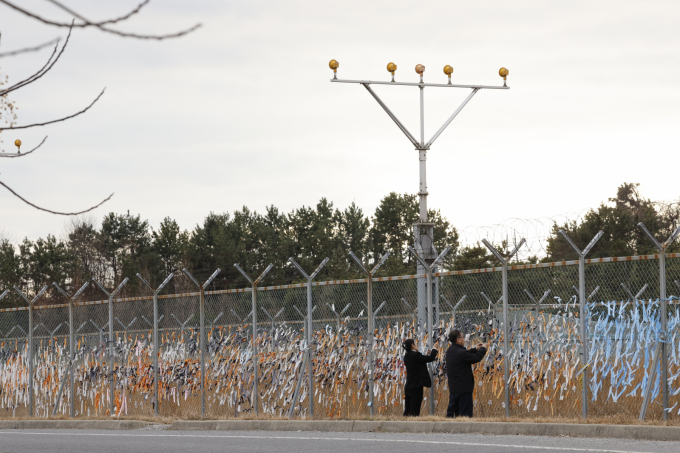 12·29 여객기 참사 1주기를 하루 앞둔 지난 28일 무안국제공항 외곽도로가 희생자 애도 리본으로 가득 차 있는 모습. /사진=뉴스1