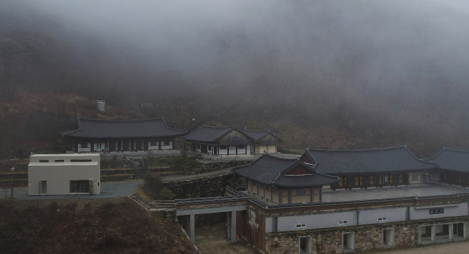 LG전자가 산불로 피해를 입은 경북 의성군 천년고찰 ‘고운사’ 스님들을 위해 주거공간으로 쓸 수 있도록 LG스마트코티지를 기증했다. 사진은 고운사에 설치된 LG스마트코티지. /사진=LG전자