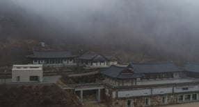 LG전자가 산불로 피해를 입은 경북 의성군 천년고찰 ‘고운사’ 스님들을 위해 주거공간으로 쓸 수 있도록 LG스마트코티지를 기증했다. 사진은 고운사에 설치된 LG스마트코티지. /사진=LG전자