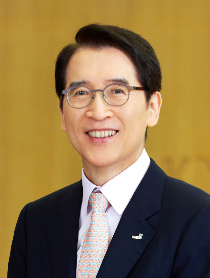 교보생명이 내년 입학을 앞두고 이달부터 교육보험 가입자들에게 학자금을 앞당겨 지급하는 선지급 제도를 진행한다. 사진은 신창재 교보생명 대표이사 겸 이사회 의장. /사진=교보생명