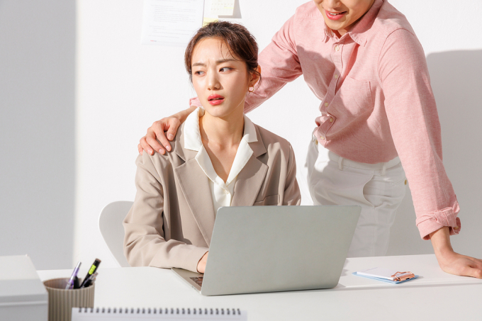 직장 상사의 성희롱을 회사 측에 알렸지만, 회사 측이 비밀 유지 동의서에 서명을 요구해 억울하다는 여성의 사연이 전해졌다. 사진은 기사의 이해를 돕기 위함. /사진=클립아트코리아