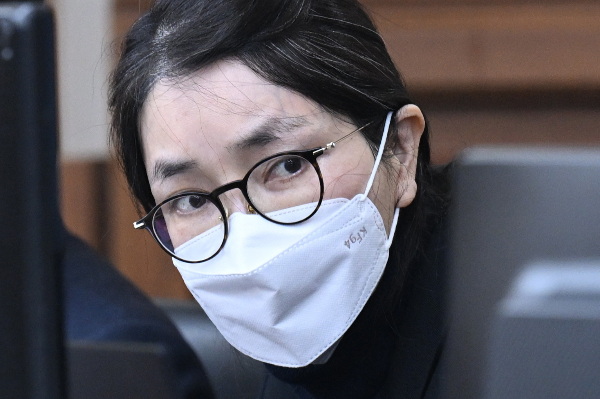 김건희 특검팀이 최종 수사 결과를 발표했다. 사진은 도이치모터스 주가조작과 명태균 공천개입, 통일교 청탁·뇌물 수수 의혹 혐의 등으로 구속기소 된 김건희 여사가 지난 3일 서울 서초구 서울중앙지방법원에서 열린 자본시장법 위반 혐의 결심 공판에 출석한 모습. /사진=뉴스1(공동취재단)