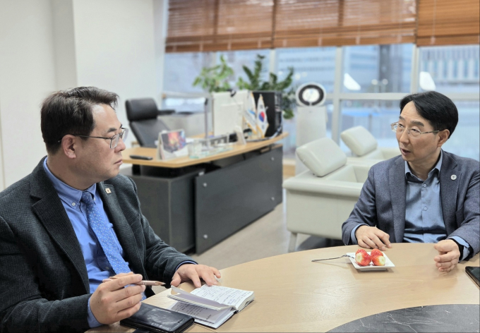 박대조 국가AI전략위원회 자문위원(왼쪽)이 23일 김정환 경남테크노파크 원장과 대화를 나누고 있다./사진=박대조 자문위원