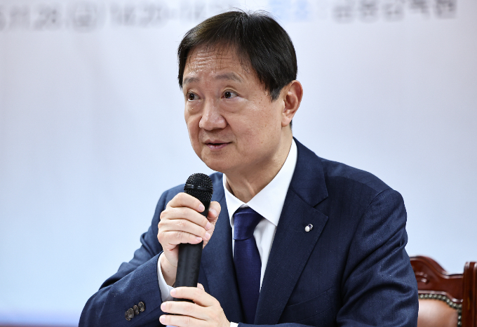 금융감독원과 금융사가 15년째 이어온 '아름다운 나눔' 성금 전달식을 통해 올해 16억2500억원을 구세군에 전달했다. 사진은 이찬진 금감원장. /사진=뉴스1