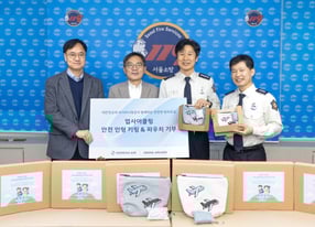 대한항공 총무부담당 지상휘 상무(왼쪽에서 두번째), 아시아나항공 HR담당 정성원 상무(첫번째), 강서소방서 이원석 서장(세번째), 강서소방서 조철수 행정과장(네번째)이 29일 서울 강서구 강서소방서에서 기념사진을 촬영하고 있다. /사진=대한항공 