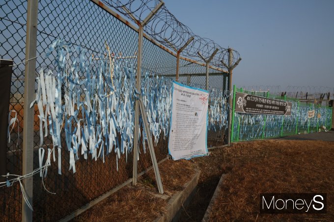 29일 무안국제공항 철책담장에 제주항공참사 희생자를 애도하는 리본이 물결을 이루고 있다./사진=홍기철기자