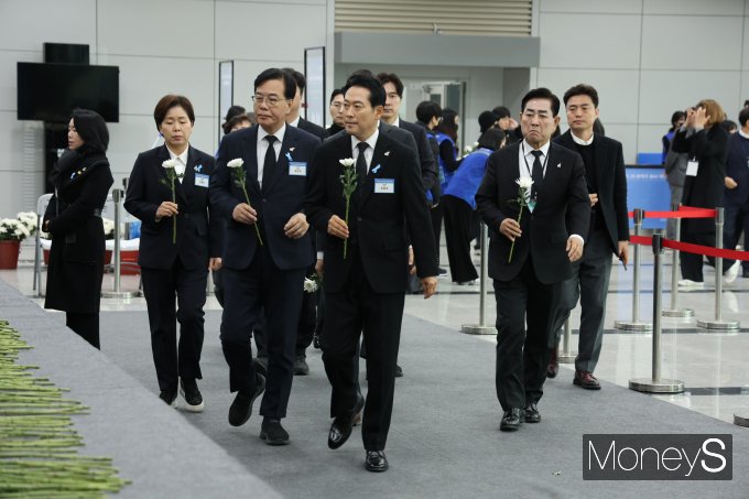 장동혁 국민의 힘 당대표와 지도부가 29일 무안국제공항 1층에 마련된 무안제주공항 참사 희생자 합동분향소를 방문해 헌화 분향하고 있다./사진=홍기철기자