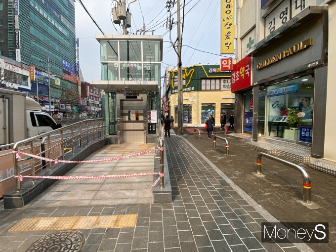 까치산역은 사유지 저촉과 지상부 공간 협소 등으로 338개 역사 중 가장 마지막으로 엘리베이터 설치가 완료됐다. 사진은 까치산역에 새롭게 마련된 지상 엘리베이터 모습. /사진=최성원 기자