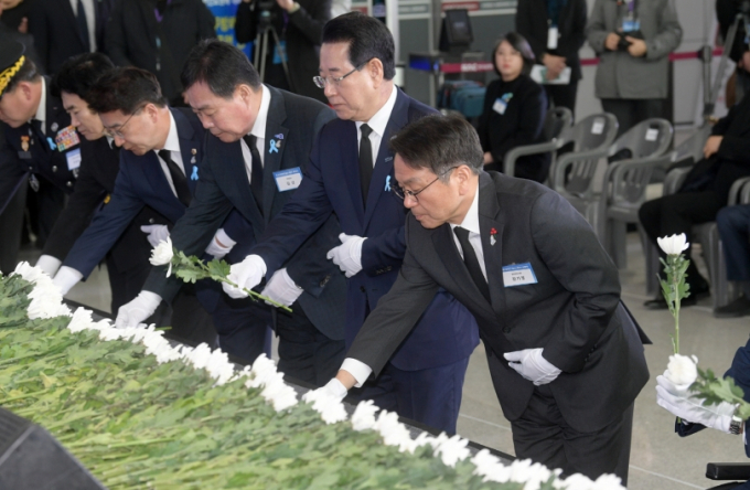 [머니S포토] 강기정 광주시장, 제주항공 여객기 참사 1주년 추모
