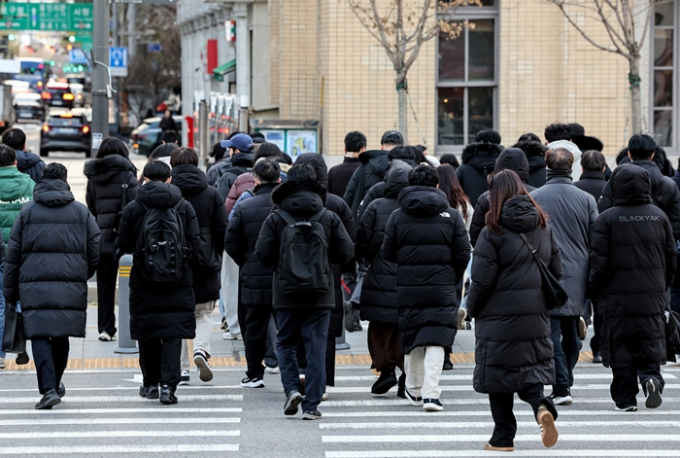  오는 30일 전국이 대체로 맑으나 최저기온이 영하 8도까지 떨어질 것으로 보인다. 사진은 지난 3일 서울 종로구 광화문네거리에서 두터운 옷차림을 한 시민들이 지나간 모습. /사진=뉴스1