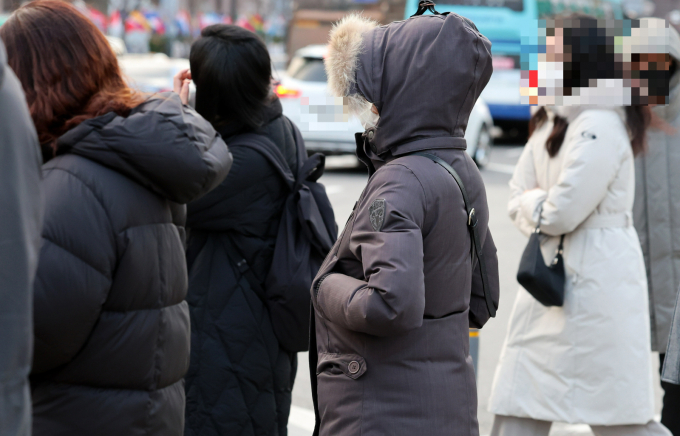 30일 전국이 대체로 맑으나 최저기온이 영하 8도로 떨어져 추운 날씨가 펼쳐질 예정이다. 사진은 지난 3일 서울 종로구 광화문 네거리에서 두꺼운 옷을 입은 시민들의 모습. /사진=뉴시스  
