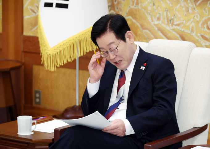 이재명 대통령이 이혜훈 초대 기획예산처 장관 후보자 12·3 불법계엄 옹호 논란과 관련해 후보자의 의사 표명이 필요하다고 말했다. 사진은 이 대통령이 29일 청와대 본관에서 참모진과 차담회를 하며 자료를 살펴본 모습. /사진=뉴시스(청와대통신사진기자단)  