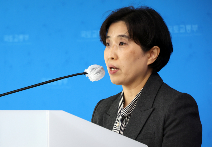 사진은 김정희 국토교통부 가덕도신공항 건립추진단장이 지난달 정부세종청사에서 가덕도신공항 부지조성공사를 연내 입찰 공고하겠다고 발표하는 모습. /사진=뉴시스