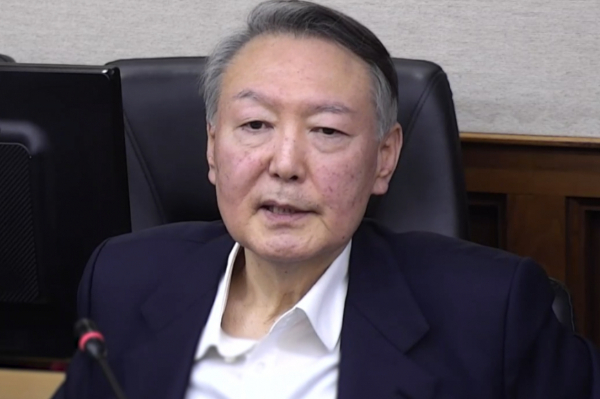 윤석열 전 대통령이 내란 우두머리 혐의 재판에 출석해 웃음을 보이기도 했다. 사진은 고위공직자범죄수사처(공수처) 체포영장 집행 방해 및 국무위원 심의권 침해로 재판에 넘겨진 윤 전 대통령이 지난 26일 서울 서초구 중앙지방법원에서 열린 1심 결심 공판에서 최후 진술을 하고 있는 모습. /사진=뉴스1(중앙지법 제공)