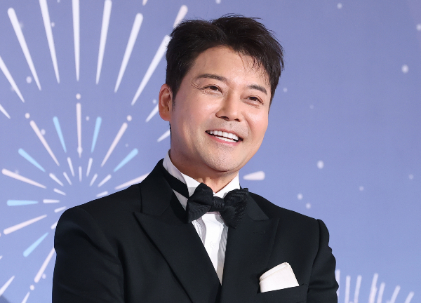 방송인 전현무가 '나 혼자 산다' 동료들 논란에 직접 사과했다. 사진은 방송인 전현무가 29일 오후 서울 마포구 MBC 미디어센터 공개홀에서 열린 '2025 MBC 방송연예대상' 레드카펫 행사에 참석한 모습. /사진=뉴스1