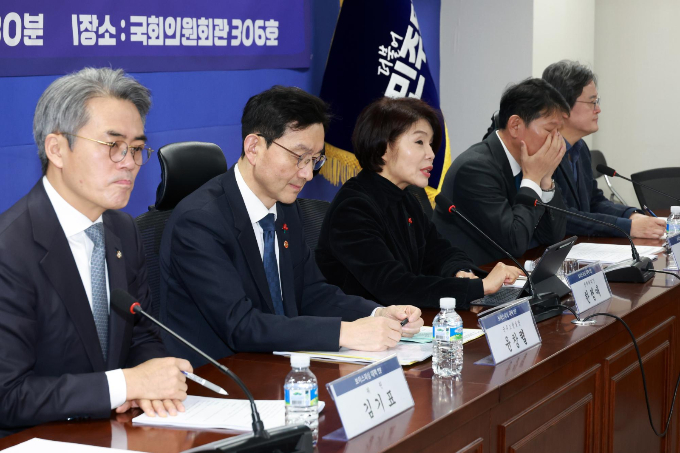당정이 보이스피싱 근절을 위한 협의에서 내년 포부를 밝히며 관련 법안 통과를 약속했다. 사진은 30일 서울 여의도 국회에서 진행된 보이스피싱 태스크포스(TF) 당정 협의에서 발언하는 한정애 더불어민주당 정책위의장(가운데). /사진=뉴시스