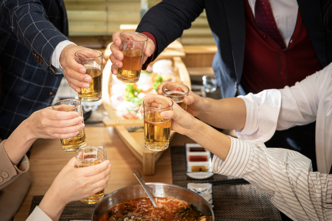식품의약품안전처가 숙취해소 관련 표현을 사용해 표시·광고하는 28품목에 대해 인체적용시험 등 실증자료를 검토한 결과 25품목에서 숙취해소 효과가 확인됐다고 밝혔다. 사진은 기사의 이해를 돕기 위한 자료 사진. /사진=클립아트코리아
