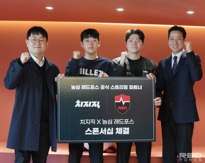 네이버 치지직이 지난 26일 농심레드포스, OK저축은행 브리온과 각 사옥에서 스폰서십 체결식을 진행했다. /사진=네이버