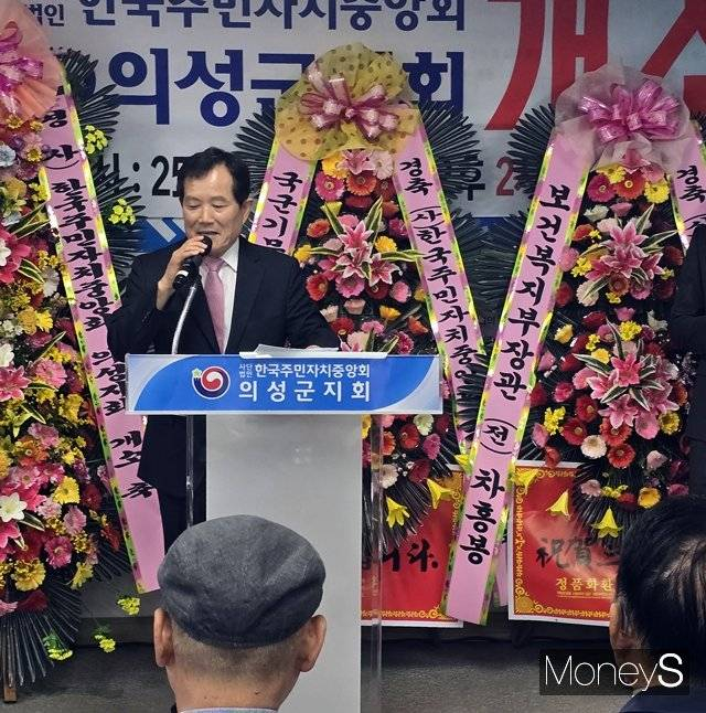최유철 주민자치중앙회 의성군지회장이 지난 9월 10일 개소식에서 인사말을 하고 있다./사진=박영우 기자 
