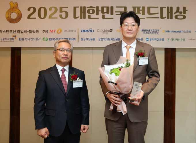 한화자산운용의 PLUS K방산의 성과는 먼저 가치에 주목해 차별성을 가져간 결과라는 시각이다. 사진은 4일 머니투데이가 주최한 '2025 대한민국 펀드대상'에서 베스트 ETF를 수상한 금정섭(오른쪽) 한화자산운용 ETF운용본부장이 신동승 한국펀드평가 대표와 함께 한 모습. 이날 한화운용의 PLUS K방산은 '베스트ETF 국내패시브' 부문에 선정됐다. /사진=머니투데이 