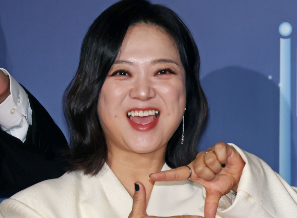 방송인 김숙이 MBC 연예대상에서 최우수상을 받고 '주사이모' 논란으로 방송 활동을 중단한 박나래를 언급했다. 사진은 구해줘 홈즈 김숙이 지난 29일 오후 서울 마포구 상암동 MBC에서 진행된 '2025 MBC 방송연예대상' 레드카펫행사에 참석한 모습. /사진=스타뉴스