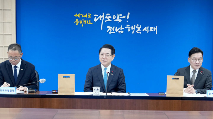 김영록 전남지사(왼쪽 두번째)가 30일 도청 서재필실에서 실국장 정책회의를 주재하고 있다./사진제공=전남도