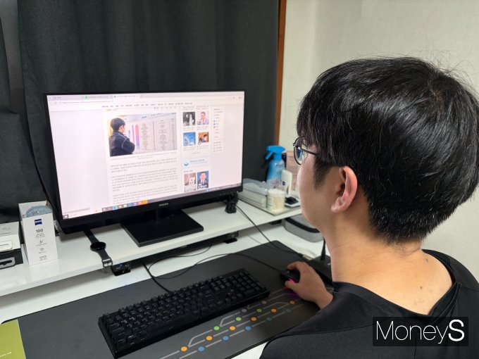 '쉬었음 청년' 김상연씨(29·가명)는 휴직 상태인 청년들에 대한 부정적인 사회적 인식을 거둬야 한다고 지적했다. 사진은 '쉬었음 청년' 관련 기사를 살펴보는 김씨. /사진=김동욱 기자