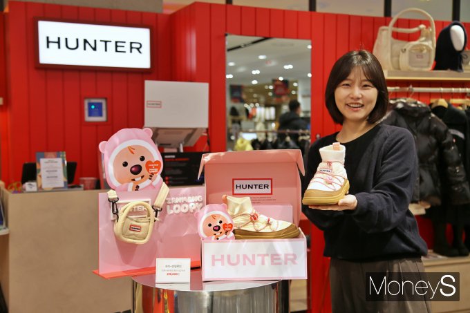광주신세계 본관 지하 1층 '헌터(HUNTER)' 매장에서 직원이 잔망루피와 콜라보한 한정판 제품을 선보이고 있다/사진=광주신세계 제공.