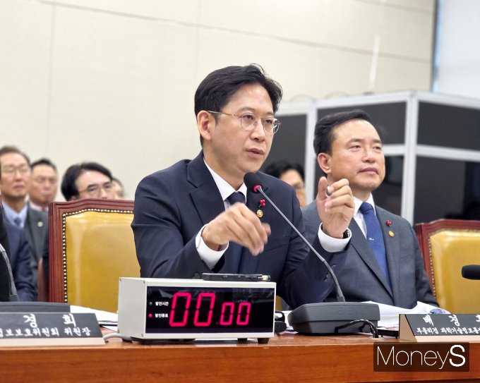 '쿠팡 연석 청문회'에 출석한 배경훈 부총리 겸 과학기술정보통신부 장관이 쿠팡의 개인정보 유출 규모에 대해 "3300만건 이상임을 확인했다"며 쿠팡의 축소 발표에 공식적으로 반박했다. /사진=황정원 기자
