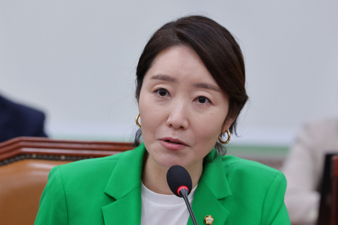 정청래 더불어민주당 대표가 30일 '1억 수수 의혹'에 휩싸인 강선우 의원에 대한 윤리감찰단 진상 조사를 지시했다고 밝혔다. 사진은 강 의원이 지난 9월8일 서울 여의도 국회에서 열린 외교통일위원회 전체회의에서 인사말을 한 모습. /사진=뉴시스
