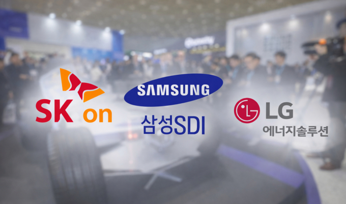 배터리 3사(SK온·삼성SDI·LG에너지솔루션)CI. 배경은 지난 3월 인터배터리 2025 현장 모습(뉴스1)/그래픽=지선우 기자