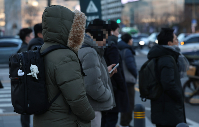 31일 최저기온이 영하 13도까지 떨어질 예정이다. 사진은 지난 30일 서울 광화문네거리에서 신호를 기다리는 시민들의 모습. /사진=뉴스1