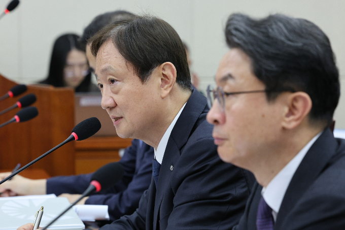 금융당국이 오는 2027년 보험사 기본자본지급여력(킥스·K-ICS) 제도를 도입해 50% 미만일 경우 적기시정조치를 내릴 것으로 보인다. 사진은 지난 10월 서울 여의도 국회 정무위원회에서 열린 금융위원장·금융감독원에 대한 종합감사에서 답변하는 이찬진 금감원장(왼쪽)과 이억윈 금융위원장. /사진=뉴스1