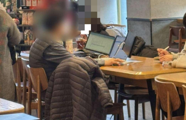 카페에서 혼자 좌석 4개를 차지한 '빌런 손님'의 모습이 포착됐다. 사진은 한 스타벅스 매장에서 혼자 여러 자리를 차지하고 있는 손님의 모습. /사진=온라인 커뮤니티 캡처