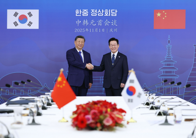 이재명 대통령이 다음달 4일 중국을 국빈 방문해 시진핑 중국 국가주석을 만난다. 사진은 이 대통령(오른쪽)과 시 주석이 지난달 1일 경북 경주박물관에서 한중 정상회담 기념촬영을 한 모습. /사진=뉴시스