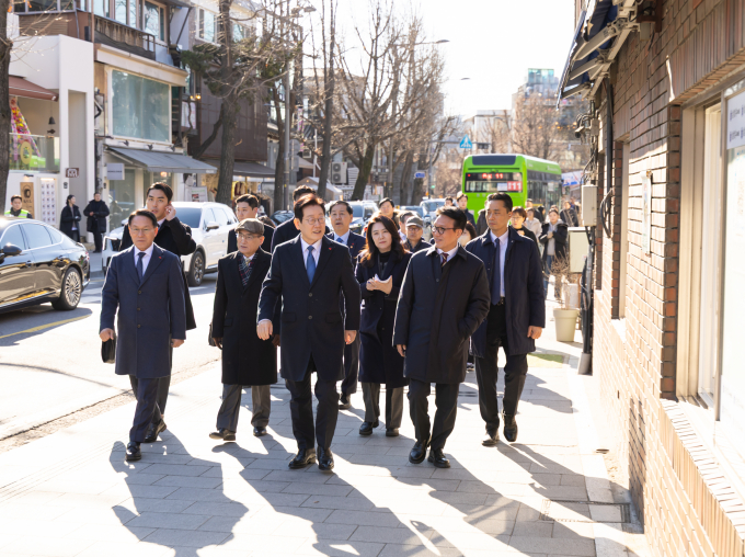 이재명 대통령이 청와대 인근 삼청동 수제비집을 참모들과 함께 방문했다. 사진은 이 대통령(가운데)과 김민석 국무총리(맨앞 오른쪽)가 30일 서울 종로구 삼청동 한 음식점에서 오찬을 하기 위해 이동 중인 모습. /사진=뉴스1(청와대 제공)