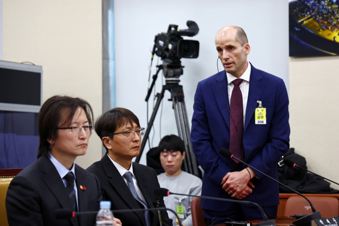 주병기 공정거래위원장이 김범석 쿠팡 의장의 동생 김유석 부사장의 경영 참여 여부를 다시 들여다본다. 해롤드 로저스 쿠팡 대표이사가 30일 서울 여의도 국회에서 열린 쿠팡 침해사고 및 개인정보 유출, 불공정 거래, 노동환경 실태 파악과 재발방지 대책 마련을 위한 연석 청문회에서 지난 11월 제주에서 새벽배송을 하다 숨진 택배기사 오승용 씨의 누나 오혜리 씨에게 사과하고 있다. /사진=뉴시스