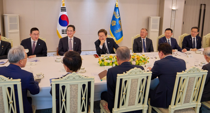 이재명 대통령의 다음달 4~7일 중국 국빈 방문에 4대 그룹 총수를 비롯한 200여명 규모의 경제사절단이 동행한다. 사진은 이재명 대통령이 13일 서울 용산구 대통령실에서 열린 6경제단체와 기업인 간담회에서 참석자의 발언을 경청하고 있는 모습. /사진=대통령실 제공